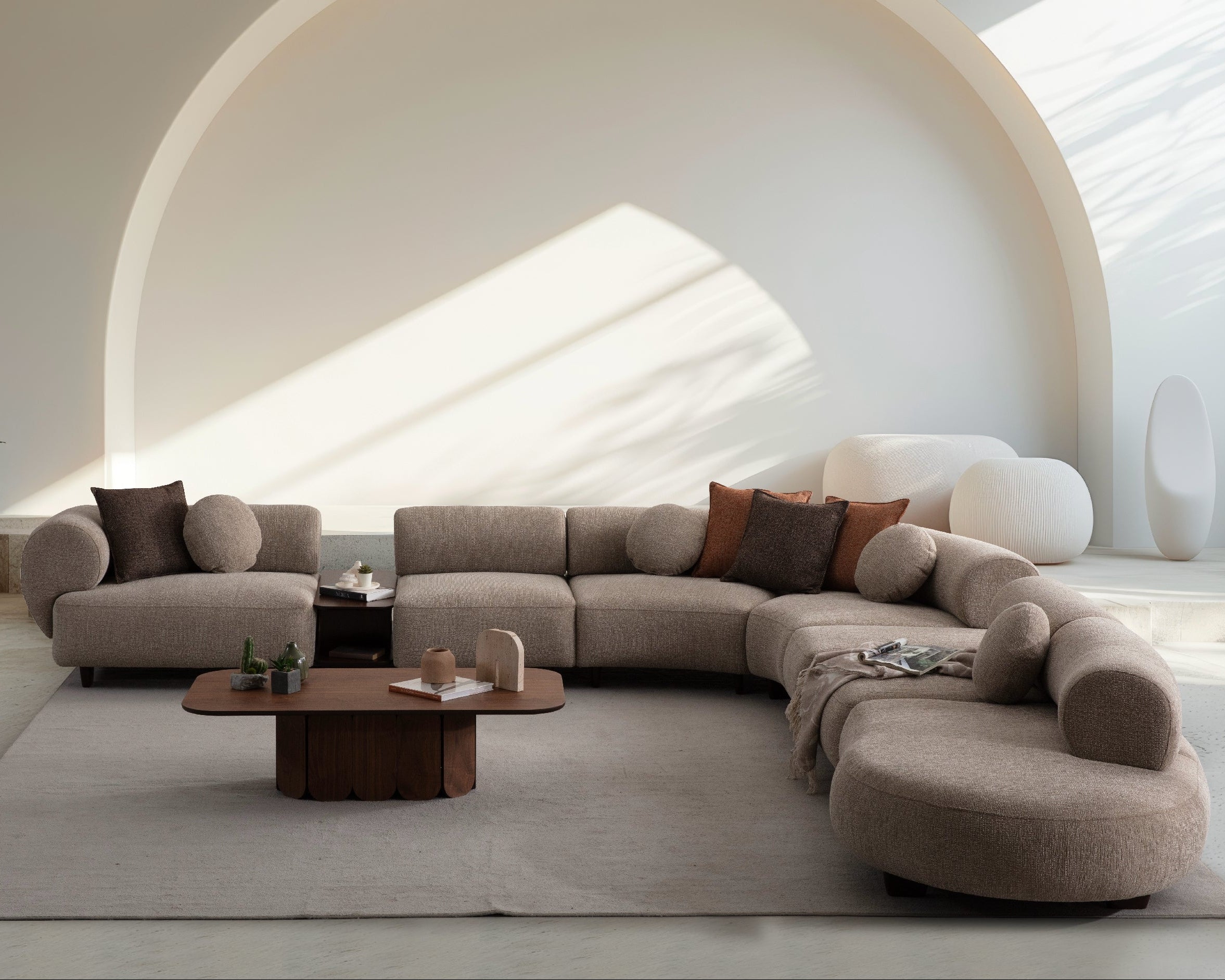 Canapea de lux Aura, formă organică, nuanțe calde și textură moale, integrată într-un interior minimalist.