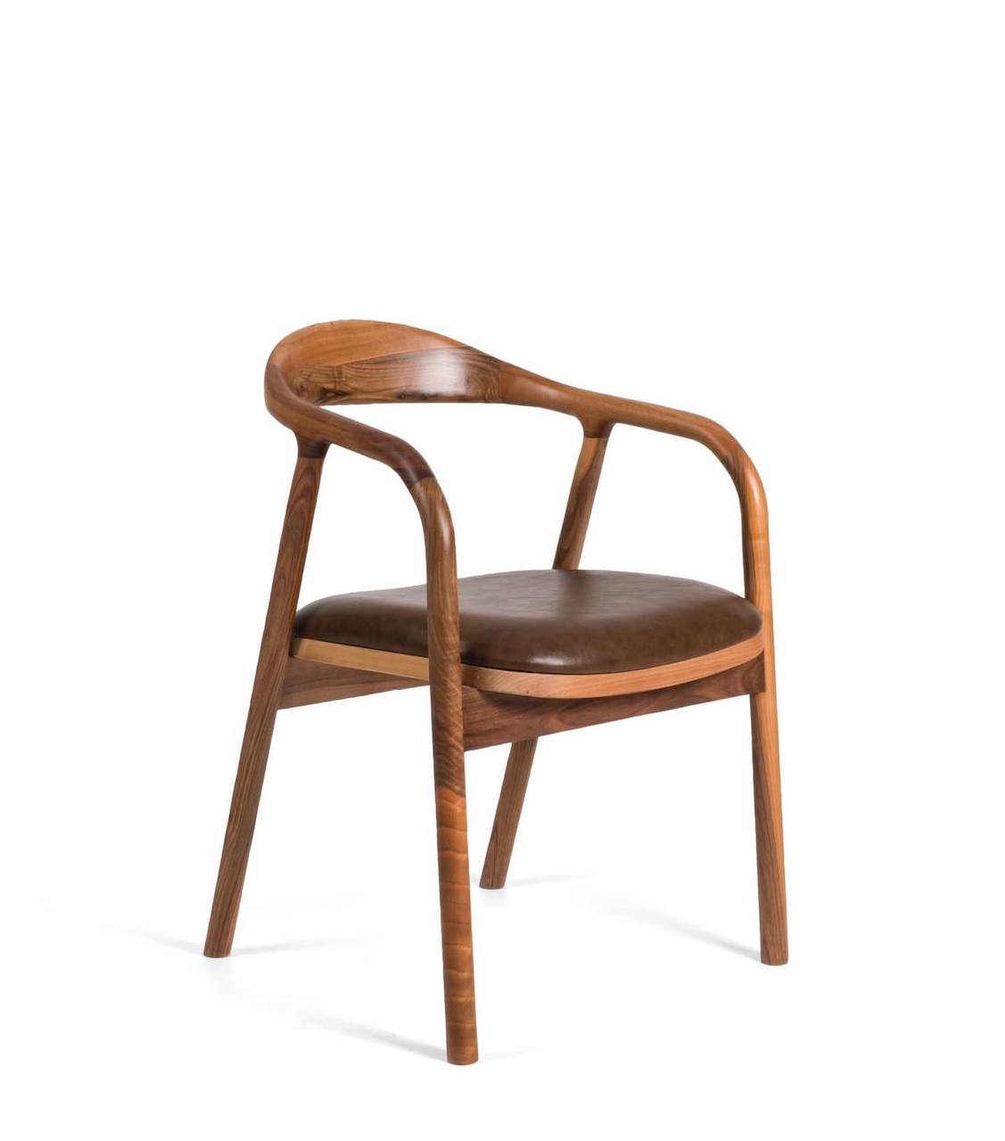 Detaliu scaun din lemn masiv, finisaj natural si fibra vizibila