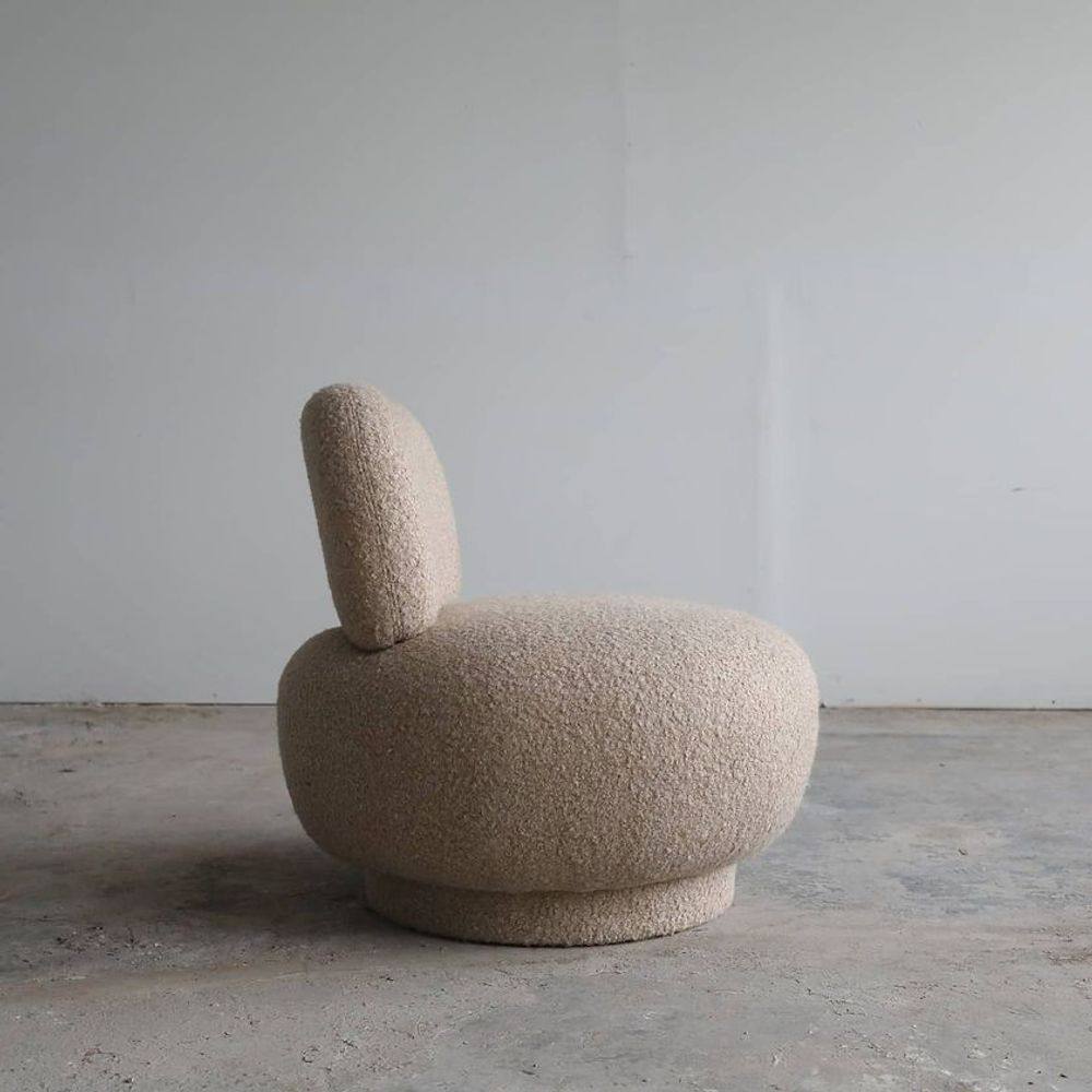 Fotoliu pouf din boucle cu design sculptural si finisaj premium