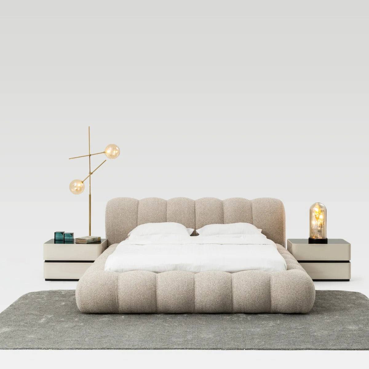 Pat tapitat boucle cu somiera, design modern si tablie capitonata, ideal pentru dormitor elegant