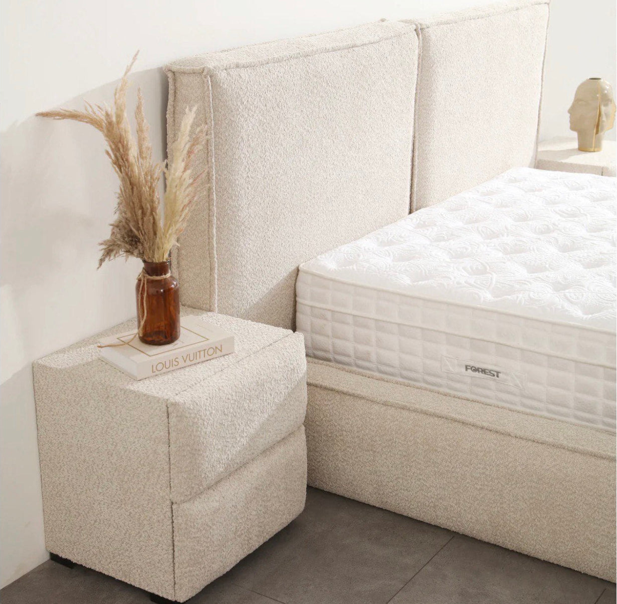Pat tapitat Felix cu design elegant si tablie moderna