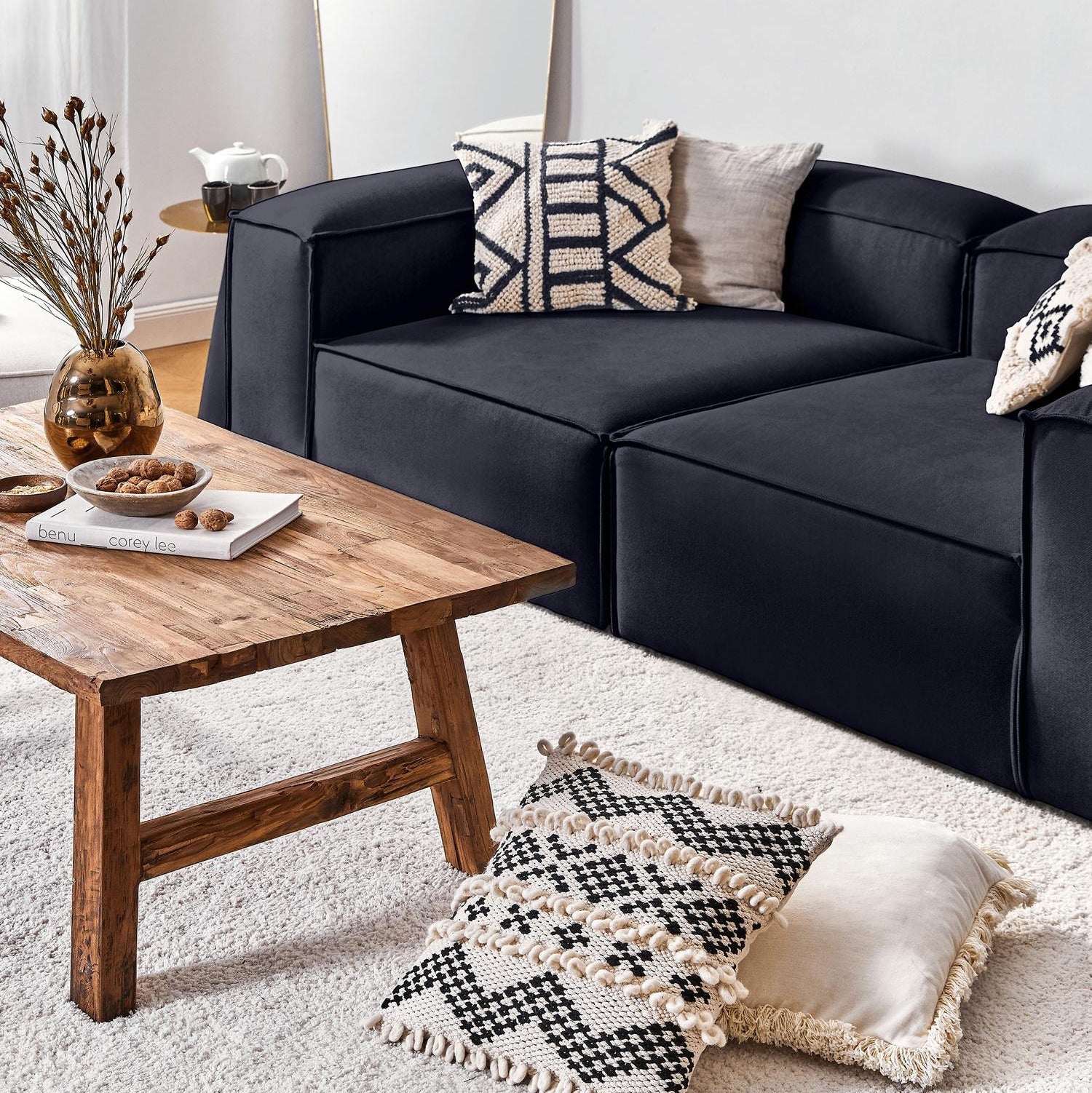 Canapea Frame Navy amplasata in living modern