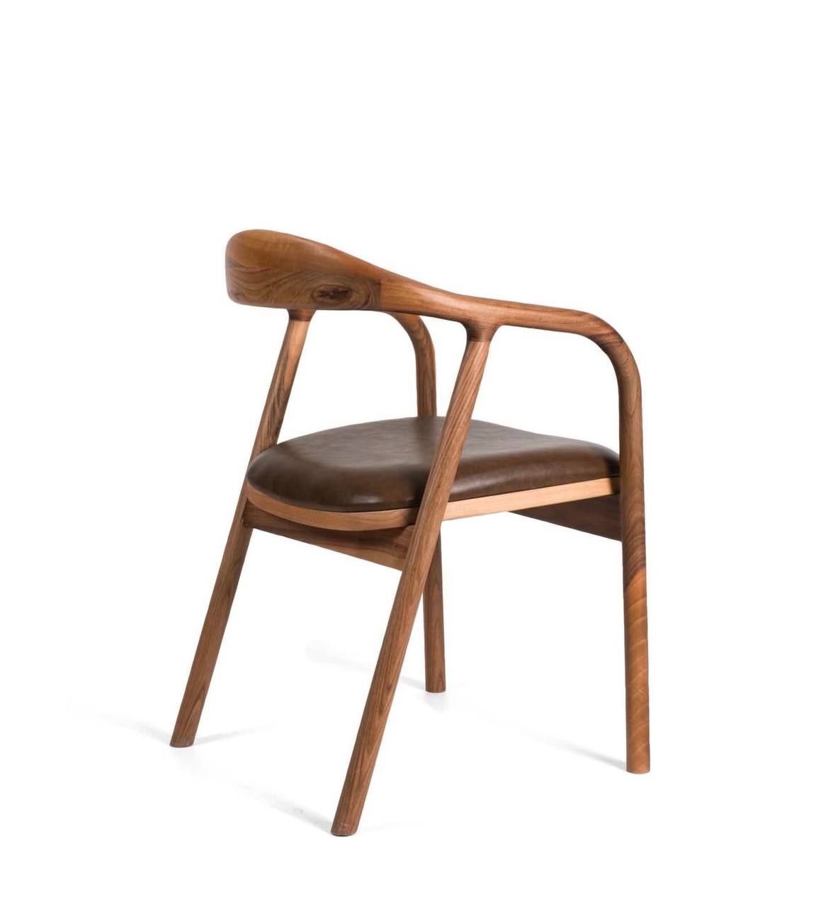 Detaliu scaun din lemn masiv, finisaj natural si fibra vizibila